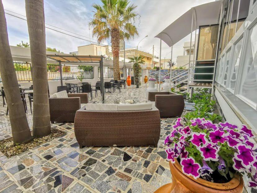 Porto Cesareo Hotel Bagian luar foto
